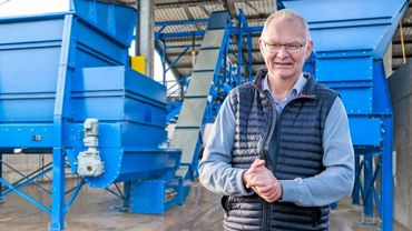 Josef Gramann vor der Holzfaseranlage in Vörden. Bild: Gramoflor. 