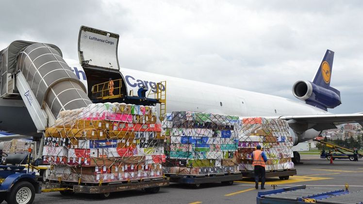 Hier wird ein Flugzeug der Lufthansa Cargo mit Rosen beladen. Bild: Lufthansa Cargo.