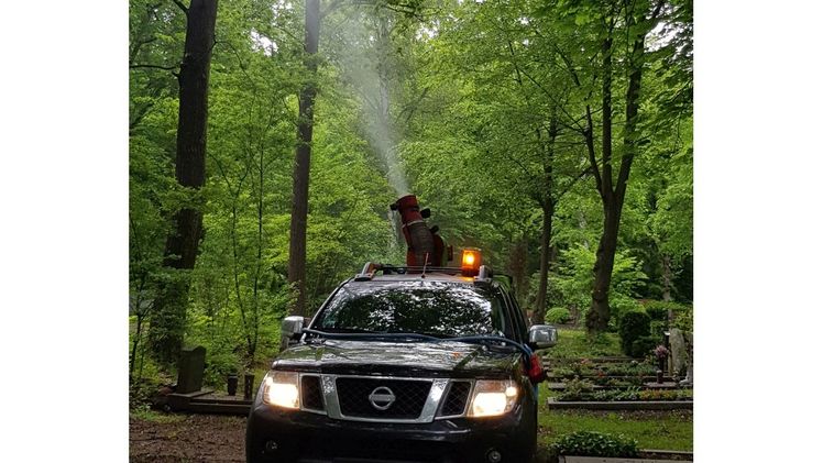 Präventives Spritzverfahren gegen den Eichenprozessionsspinner. Bild: Rentokil Initial. 