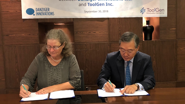 Hanne Volpin, deputy CEO xon Danziger Innovations und Kim Jong-moon, CEO von ToolGen unterzeichnen die Absichtserklärung. Bild: ToolGen. 