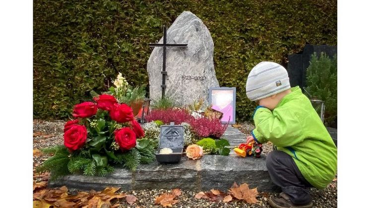 1. Platz: Achim Eckhardt - "Grabbesuch Uroma". Bild: Achim Eckhardt.