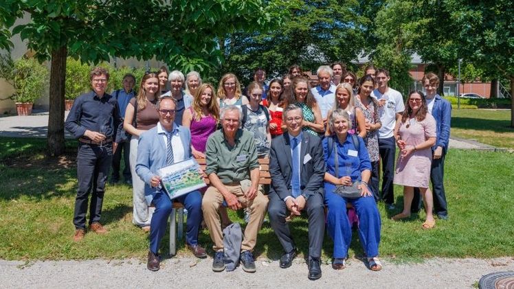 Im Hofgarten am Campus Weihenstephan wurde am 3. Juli 2026 die „Deutsch-Französische Bank mit Weitsicht“ feierlich eingeweiht. Foto: Samira Roll / HSWT.