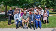 Im Hofgarten am Campus Weihenstephan wurde am 3. Juli 2026 die „Deutsch-Französische Bank mit Weitsicht“ feierlich eingeweiht. Foto: Samira Roll / HSWT.
