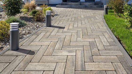 Antikpflaster mit modernem Touch: Mit den gealterten Kanten und der ebenen Oberfläche wirkt Zentano antik auch im modernen Umfeld äußerst attraktiv. Bild: KANN GmbH Baustoffwerk, Benndorf.