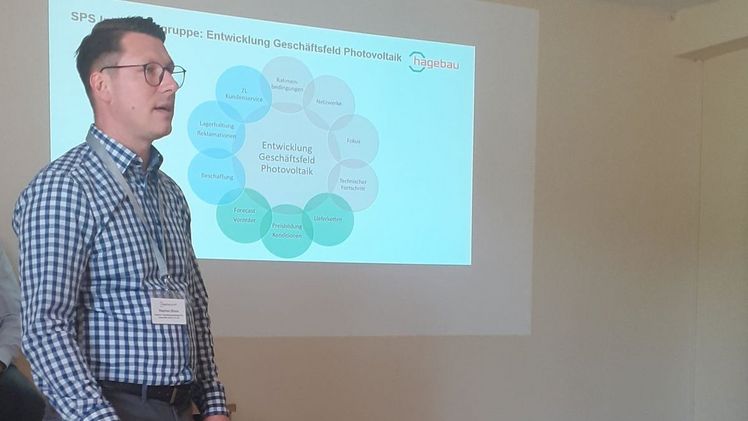 Beim Kompetenz-Update des hagebau DACH+FASSADE FACHHANDELS griffen Top-Referenten aus der Industrie in 14 Workshops verschiedene fachliche Aspekte des Themas Photovoltaik auf und stellten neue Produkte vor. Bild: hagebau. Beim Kompetenz-Update des hagebau DACH+FASSADE FACHHANDELS griffen Top-Referenten aus der Industrie in 14 Workshops verschiedene fachliche Aspekte des Themas Photovoltaik auf und stellten neue Produkte vor. Bild: hagebau.