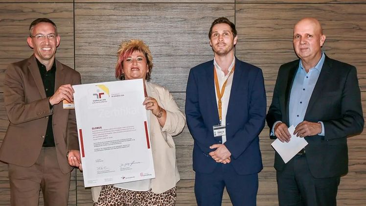 Jochen Baab, Sprecher der Geschäftsführung Globus SB-Warenhaus, Petra Kannengießer, für Globus deutschlandweit verantwortlich für das Programm 'audit berufundfamilie', Matthias Bruch, Sprecher der Geschäftsführung Globus Holding, und Uwe Wamser, Geschäftsführer Globus SB-Warenhaus (von links nach rechts) freuen sich über die Reauditierung des Zertifikats "audit berufundfamilie". Bild:© Globus SB-Warenhaus.