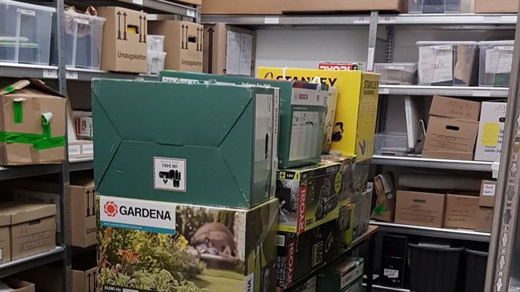 Durchsuchung: Umfangreiches Diebesgut gefunden - Polizei sucht Geschädigte. Bild: ots.