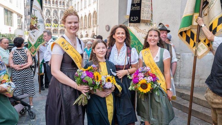 Staatsministerin Michaela Kaniber mit der Honigkönigin, der Honigprinzessin und dem Münchner Kindl. Bild: Pia Regnet/StMELF.