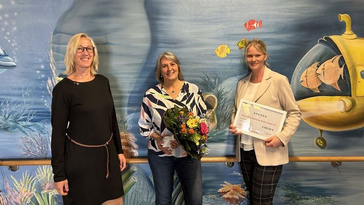 v.l.n.r. Pia Schäfer von der SAGAFLOR, Claudia Rölke vom Verein für krebskranke Kinder Kassel e.V. und Eva Bodemann, ebenfalls von der SAGAFLOR. Bild: SAGAFLOR.