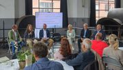 In einer lockeren Gesprächsrunde erzählten sie über ihren Bezug zu Staudengärtnern: Moderator Peter Behrens, Caroline Häussermann, Dennis Hölzer, Eva Kähler-Theuerkauf, Jan Weinreich und Michael Moll. Foto: BdS.