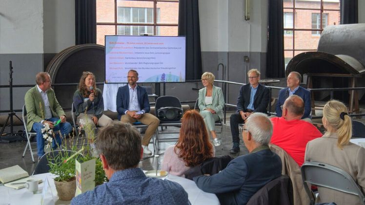 In einer lockeren Gesprächsrunde erzählten sie über ihren Bezug zu Staudengärtnern: Moderator Peter Behrens, Caroline Häussermann, Dennis Hölzer, Eva Kähler-Theuerkauf, Jan Weinreich und Michael Moll. Foto: BdS.