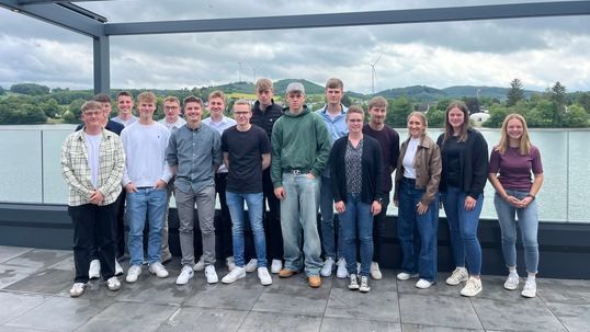 Die freigesprochenen Landschaftsgärtner*innen des Berufskollegs Am Eichholz Arnsberg. Bild: VGL NRW.