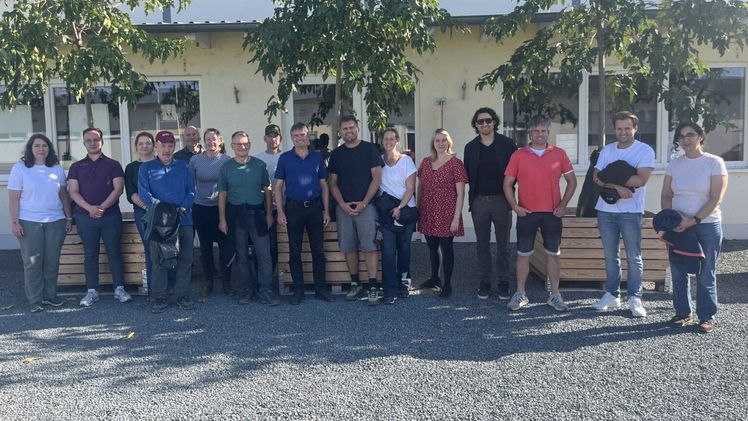 Fachlicher Austausch auch vor Ort: Die Teilnehmenden des Arbeitskreises Spargel am zweiten Sitzungstag in der Region Darmstadt. Foto: BfG.