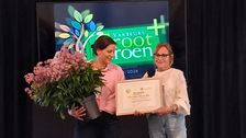 Kim van Rijssen (links) nimmt aus den Händen der KVBC-Vorsitzenden Helma van der Louw die Auszeichnung für die siegreiche Cardiandra entgegen. Bild: GABOT.