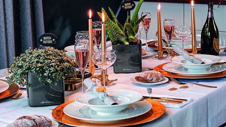 Auch an Silvester oder zum Neujahrsempfang soll der Tisch feierlich aussehen. Hier machen sich beispielsweise ein Glücksklee oder verschiedene Sukkulenten gut als Dekoration. (LECHUZA CUBE Glossy 14 in anthrazit). Bild: LECHUA.