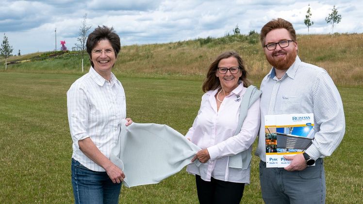 v.l.n.r. Dr. Anke Schirocki (Agrobusiness Niederrhein), Edeltraud Strangl und Andreas Reimann (beide Reimann Textiles) Bild: Agrobusiness Niederrhein.