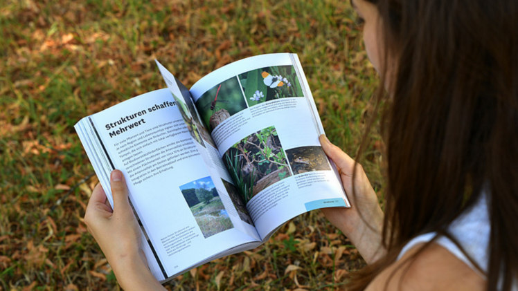 Einblicke in das neue, reich bebilderte Praxishandbuch zur Biodiversität in der Landwirtschaft. Bild: FiBL, Simona Moosmann.