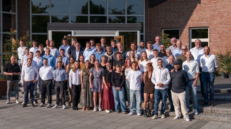 Die freigesprochenen Landschaftsgärtner*innen des Abschlussjahrgangs 2026 im Bildungszentrum Gartenbau in Münster. Bild: VGL NRW / Wolfram Schubert.