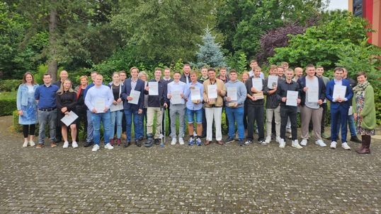 Die freigesprochenen Landschaftsgärtnerinnen und -gärtner sowie Werker des Rhein-Maas-Berufskollegs Willich. Bild: VGL NRW.
