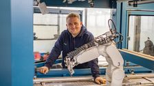 Axel Hemmje und der Stecklingsroboter. Bild: Baumschule Hemmje.