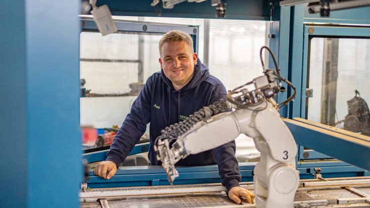 Axel Hemmje und der Stecklingsroboter. Bild: Baumschule Hemmje.