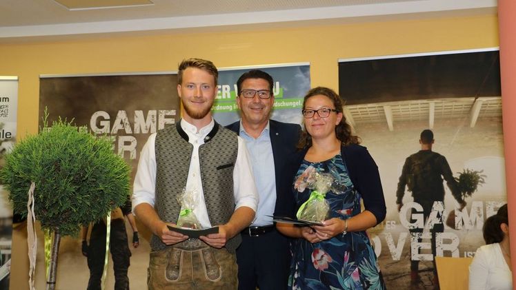 Josef Bullinger (Mitte), stellvertretender Regionalvorsitzender Schwaben des VGL Bayern, bei der Auszeichnung von Sabrina Negele, Maximilian Mayer und Karim Kirchmann (nicht im Bild). Bild: Jochen Henning, VGL Bayern.