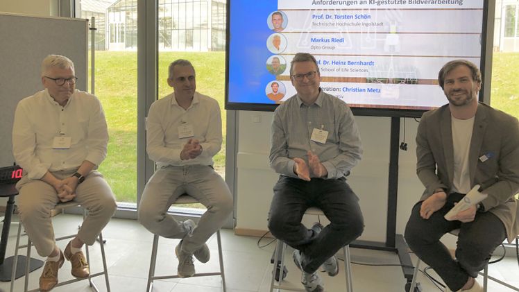 v. l.: Markus Riedi, Opto Group, Prof. Dr. Torsten Schön, Technische Hochschule Ingolstadt, Prof Dr. Heinz Bernhardt, TUM School of Life Sciences, Christian Metz, Bayern Innovativ / AgriTechHUB. Quelle: Julia Bartels. Copyright: Bayern Innovativ GmbH.
