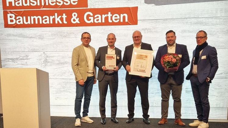 In diesem Jahr gewinnt die Classen Vertriebs GmbH den ersten Platz des toom Lieferantenpreises im Rahmen der 20. Hausmesse: v.l.n.r. Dominique Rotondi, Markus Ehler, Mathias Gorecki, Sebastian Meeth, Hans-Joachim Kleinwächter. Bild: toom.