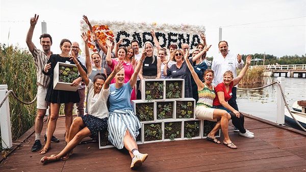 Unter dem Motto „Alles im Grünen“ mit Gärtner Peter Rasch und Kochstar Johann Lafer kamen zwanzig Influencer auf Einladung von GARDENA zusammen. Bild: Gardena.