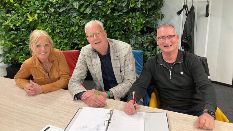 Nudim wird Teil von OZ Planten. V.l.n.r.: Renate Iglesias Iguacel, Henk-Willem Spaargaren und Jordi Iglesias Iguacel. Bild: Dutch Flower Group.
