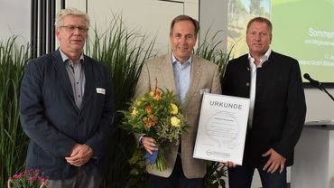 Wolf-Dieter Giesebrecht (li.) hielt die Laudatio zur Ehrung Helmut Rüskamp. Bild: Landesverband Gartenbau Nordrhein-Westfalen e. V. 