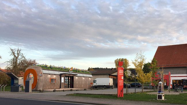 So soll er aussehen: Der tegut… teo-Kleinstladen am Treffpunkt VIA REGIA in der Point-Alpha-Gemeinde Rasdorf. Bild: tegut….