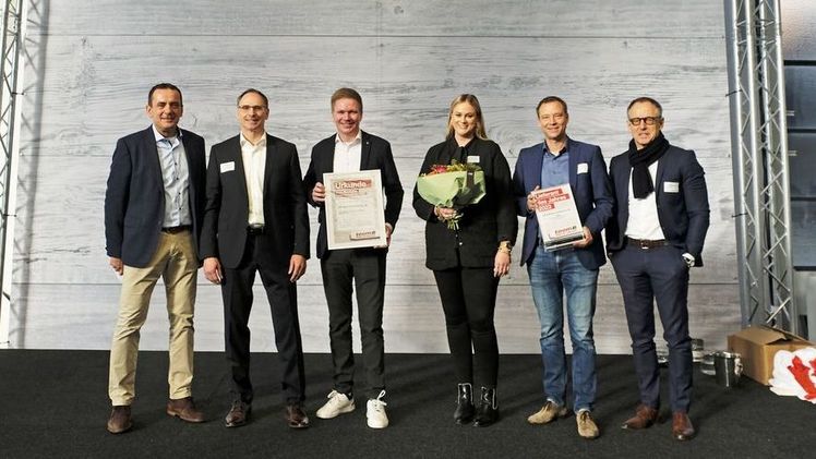 Bei der Wahl zum Lieferanten des Jahres überzeugte Ostendorf mit hervorragender Qualität und innovativen Lösungen. Dominique Rotondi, Geschäftsführer Einkauf und Logistik toom mit v.l.n.r. Frank Hannig (Sales Director Ostendorf), Jonas Böller (Vertrieb Ostendorf), Carina Mecking (CM Ostendorf), Philipp Klippel (CM Ostendorf). Bild: © toom. 