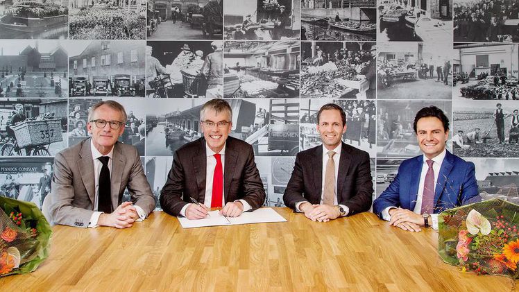 V.l.n.r. Hans van Hooren (Rabobank), Steven van Schilfgaarde (CFO Royal FloraHolland), Ton van Adrichem (ING Bank) en Tim Bruins (ABN AMRO Bank).