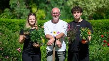 Klimajobs liegen im Trend: Rund 400 Wiener Jugendliche begeisterten sich bei „Klimafit in die Zukunft“ für grüne Berufe – hier am Bild mit Thomas Hirschbeck (Mitte). Bild: © Max Slovencik.