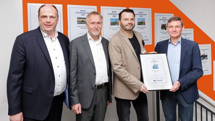Urkundenübergabe in der Unternehmenszentrale der Globus Fachmärkte am 15. Mai 2023 mit (v.l.n.r.): Ralf Strehlau (Geschäftsführender Gesellschafter Anxo Management Consulting), Dr. Ottmar Franzen (Geschäftsführer Konzept & Markt), Timo Huwer (Sprecher der Geschäftsführung Globus Fachmärkte), Rainer Strnad (Chefredakteur diy-Fachmagazin). Foto: Globus Fachmärkte.