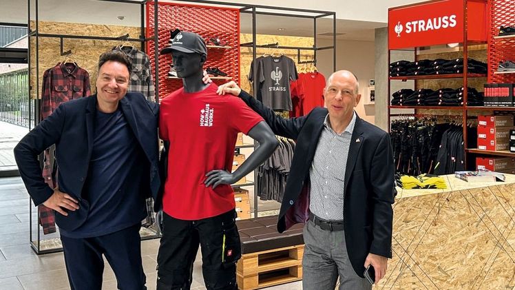 v.l.: Henning Strauss (Inhaber und CEO Engelbert Strauss) zusammen mit Stefan Wolsiffer (Mitglied der Geschäftsführung von BAUHAUS) freuen sich auf die gemeinsame Vertriebspartnerschaft / Quelle: BAUHAUS.