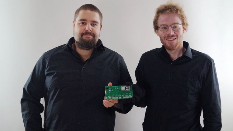 Die beiden Thorkas-Gründer Lukas Friedrichs (links) und Thormin Stiegler zeigen den ersten Prototyp. Bild: Thorkas.