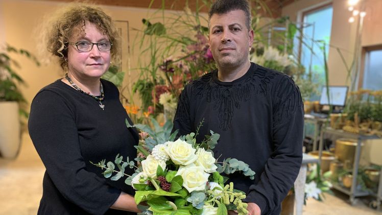FDF-Präsidentin Andrea Reiprich versicherte Mehmet Yilmaz und seinem Mitgliedsbetrieb Lersch Floraldesign in Bad Neuenahr, der von der Flutkatastrophe an der Ahr größtenteils verwüstet wurde, die Unterstützung des Landesverbandes. Bild: HOERB 
