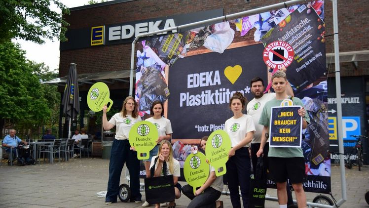 Protest-Aktion vor Edeka-Filialen: Deutsche Umwelthilfe fordert endgültiges Aus für alle Einweg-Plastiktüten. Bild: Deutsche Umwelthilfe.