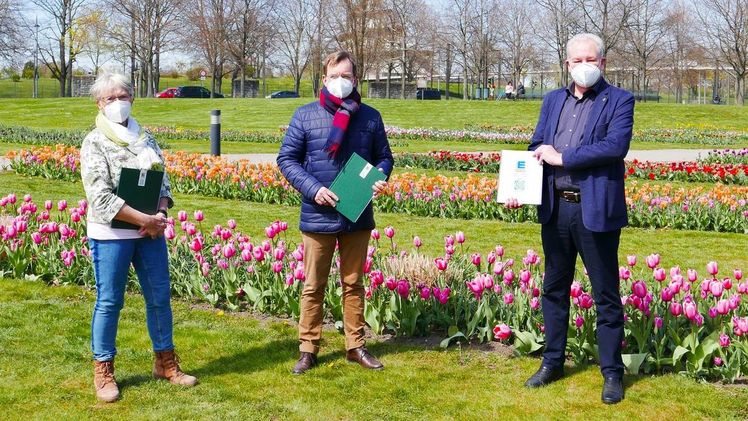 Lydia Seiler, Steffen Schüller und Thomas Beyer, nach der Vertragsunterzeichnung (von links). Bild: Gartenträume Sachsen-Anhalt e. V..