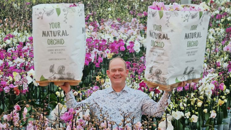 Jan Stolk präsentiert die Tray-Hüllen aus Papier. Bild: Stolk Flora