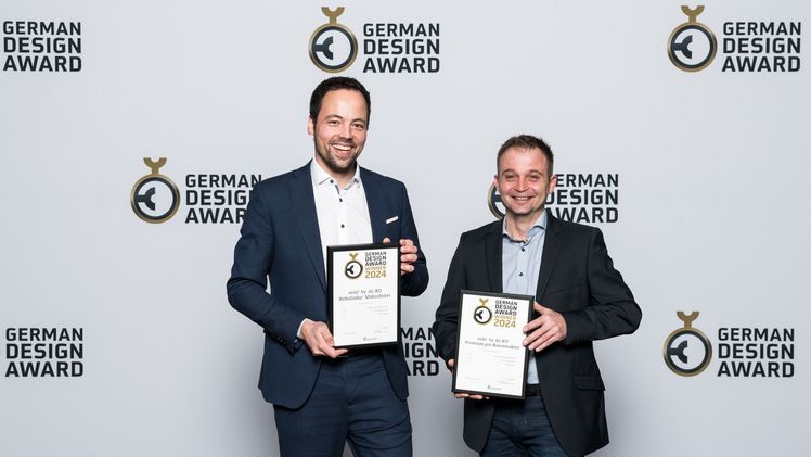 Daniel Trumpp, CTO der AL-KO Geräte GmbH (links), gemeinsam mit Georg Heitzmann, Geschäftsführer von Heiku Design (rechts) am 16.01.2024 bei der Verleihung des German Design Award 2024. Bild: AL-KO.