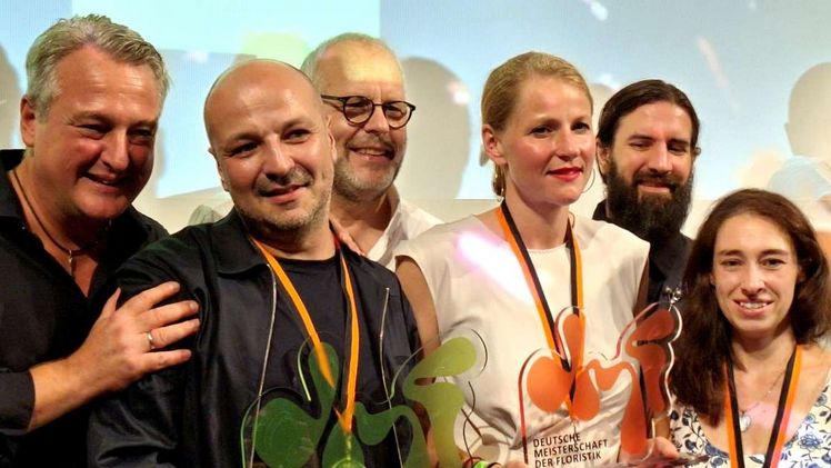 Glückliche Gesichter bei der Siegerehrung im Delphi Filmpalast: Stefan Gegg, Vorstand Fleurop AG, Josef Dirr, Deutschlands neuer Meisterfloristik 2024, Klaus Götz, Präsident Fachverband Deutscher Floristen e.V.-Bundesverband-, Vizemeisterin Lena Hartmann, Christopher Ernst, Deutscher Meisterflorist 2022 und die Drittplatzierte Jennifer Mühlbauer. Foto: © FDF.