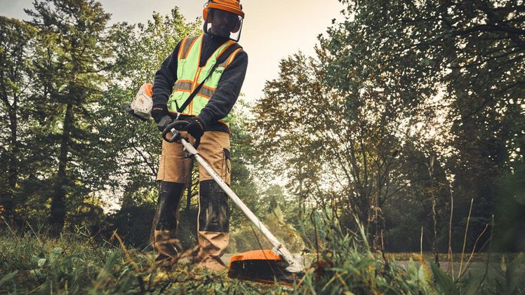 Das KombiWerkzeug FFS-KM sorgt mit seinem großen Mähkreis-Durchmesser von 450 Millimetern für einen schnellen Arbeitsfortschritt bei Ausputzarbeiten an Mauern, Zäunen, Hecken und Wegeinfassungen. Bild: STIHL.