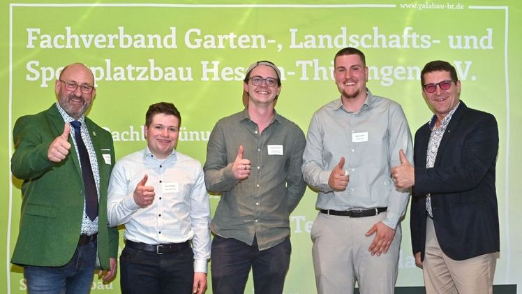 v.l.n.r.: FGL-Präsident Karsten Hain mit Jannik Wager, bester Auszubildender Nordhessen, Leopold Schröder, bester Meister in Hessen, Aaron Lindner, bester Auszubildender Südhessen und Paul Sonntag, Vorsitzender des FGL-Ausschuss Aus- und Weiterbildung. Bild: Arnulf Mueller, FGL.