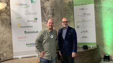 Sven Beling 1. Vorsitzender Hessen Deutsche Gesellschaft für Gartenkunst und Landschaftskultur e.V. (DGGL) und Staatssekretär Daniel Köfer (v.l.). Bild: FGL HT.