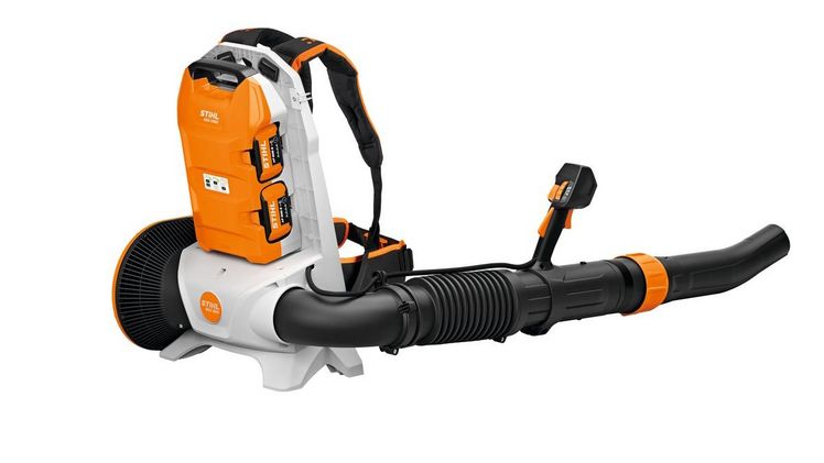 Mit einer Blaskraft von bis zu 26 Newton ist das neue BGA 300 das Top-Modell und zugleich das erste rückengetragene Blasgerät im STIHL Akku-Sortiment. Bild: STIHL.