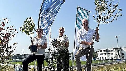 Setzten die ersten Klimabäume: Christina Rühl-Hamers, Mitglied des Vorstands des FC Schalke 04, Nina Frense von der IGA 2027-Geschäftsführung und RVR-Regionaldirektor Garrelt Duin (v. l.), Bild: RVR.