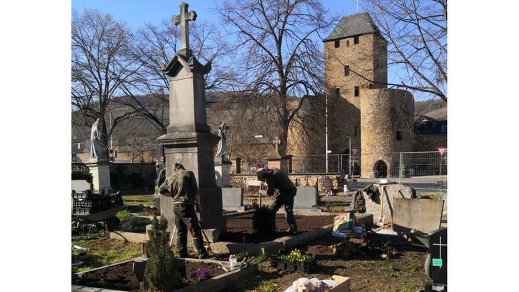 Herrichtung des Friedhofes in Bad Neuenahr-Ahrweiler. Bild: BdF.